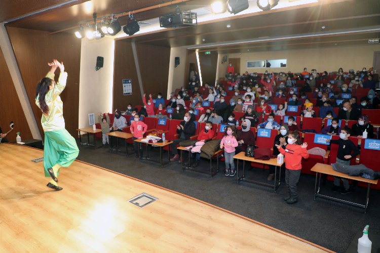 Kayseri Talas’ta çocuklara tiyatro hediyesi
