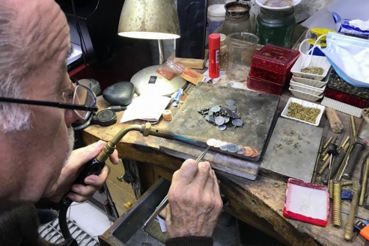 Bursa’da altının arkasındaki “altın” eller