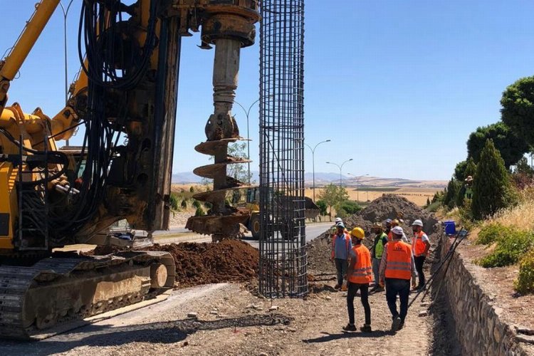 Adıyaman’da köprülü kavşak için ilk kepçe