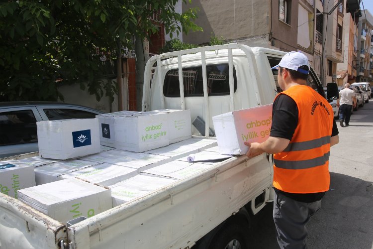 İzmir Karabağlar Belediyesi’nden aralıksız dayanışma
