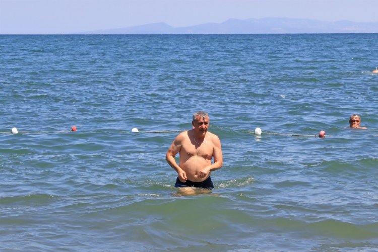 İzmir Güzelbahçe’de Başkan İnce mavi bayrağı tescilledi… Denize giren ilk başkan oldu