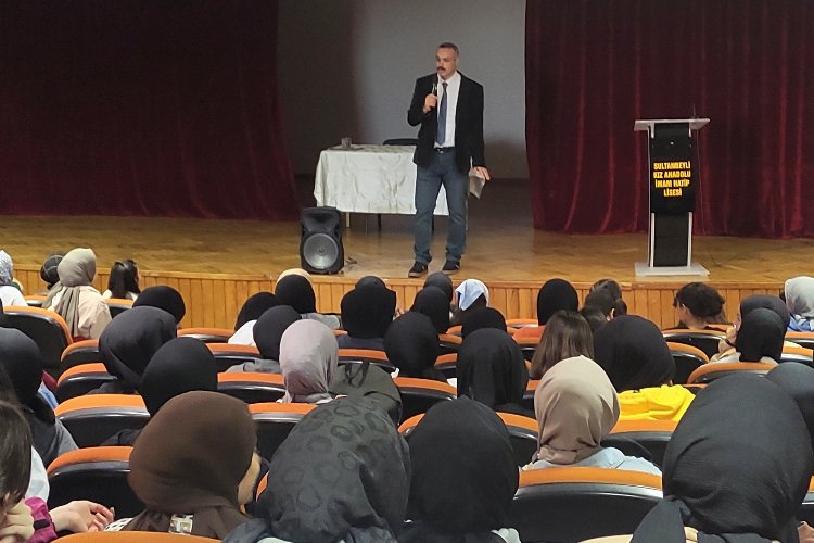 İstanbul’da gazeteci yazar Metin Özmen’den ‘Başarıda Arkadaş Seçimi’