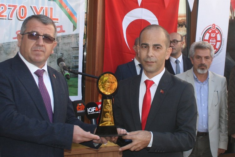 Azerbaycan’dan İGF Genel Başkanı Mesut Demir’e ‘Zafer Medya Madalyası’
