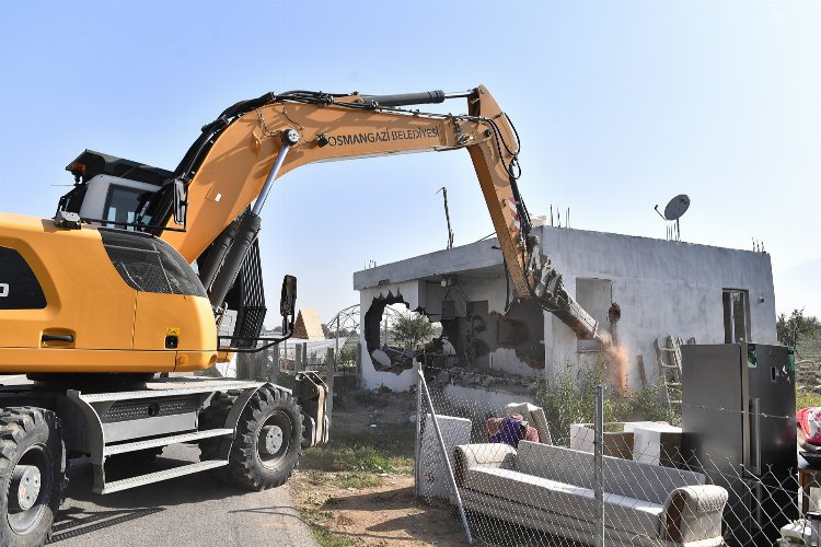 Bursa Osmangazi’de bir kaçak binaya daha yıkım