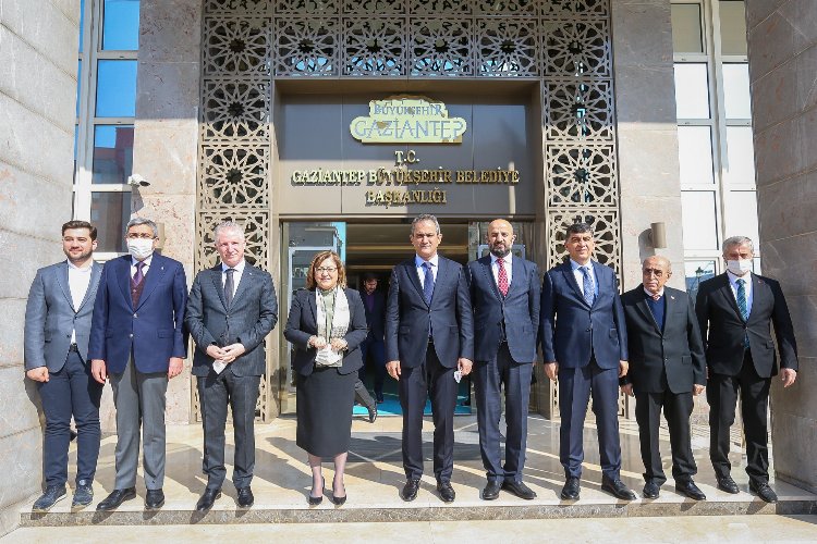 Bakan Özer’den Gaziantep Büyükşehir’e ziyaret