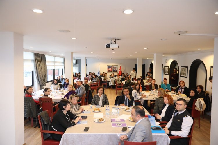 DEÜ’den kadın şiddetine karşı anlamlı etkinlik
