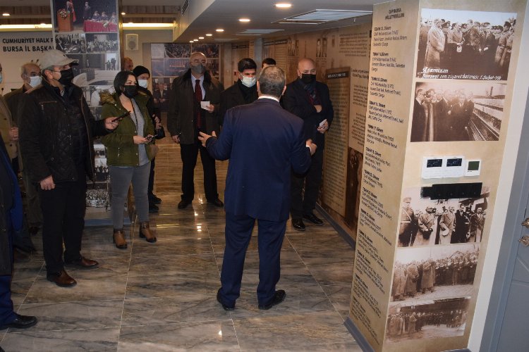Bursa’da CHP’nin 100 yılı anı duvarı oldu