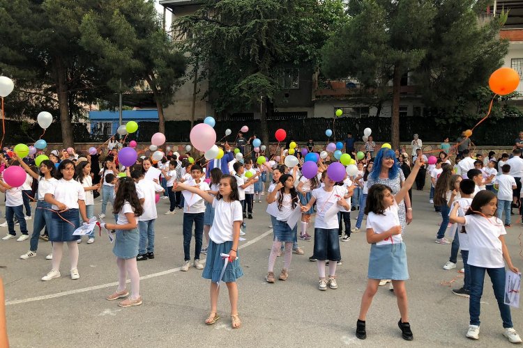 Bursa Yıldırım’da ilkokul öğrencilerinden balonlu mezuniyet