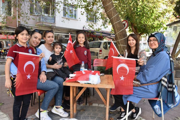 Manisa Büyükşehir ‘Türk Bayrağı’ dağıttı