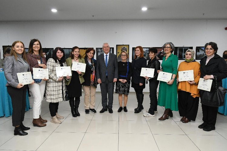 ‘Kadınların Objektifinden Karabağlar’ sergisi açıldı