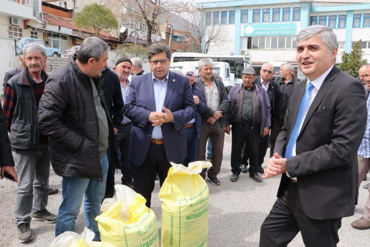 Manisa’da gübre dağıtımı devam ediyor