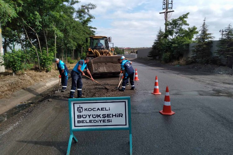 Kocaeli’de bozulan yol ve kaldırımlara hızlı onarım