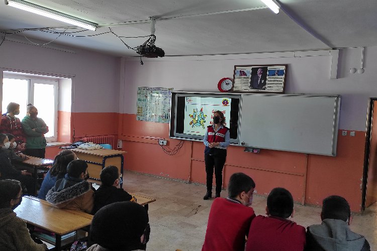 Kayseri’de jandarma uyuşturucudan korunma için okullarda eğitim veriyor