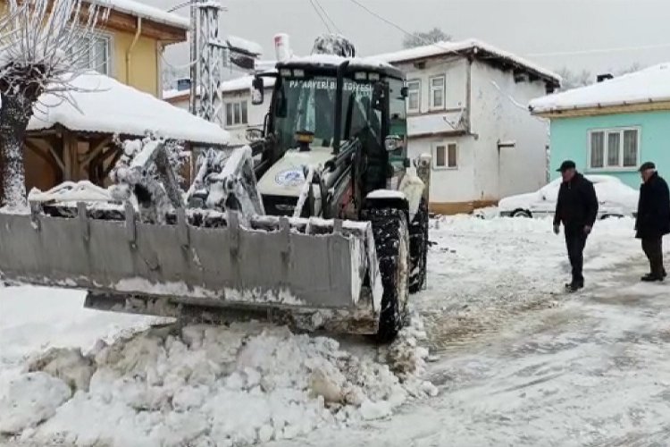 Bilecik Pazaryeri’nde kar küreme çalışmalarına hız kesmeden devam ediyor