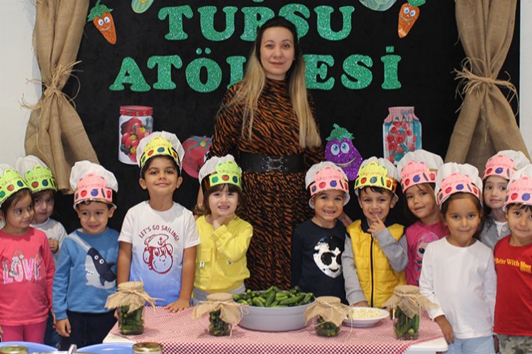 Kütahya’da minik eller turşu kurdu