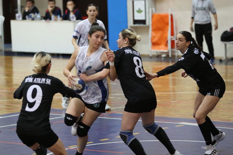 Bursa’da Poyrazın Kızları 4. galibiyetini aldı