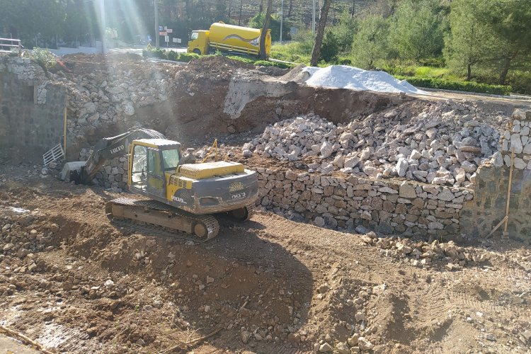 Muğla Büyükşehir’den Marmaris’te zarar gören dereye tamir