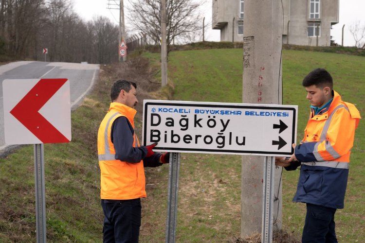 Kocaeli’nde Kırsal mahallelerin işaret ve yönlendirme levhaları yenileniyor