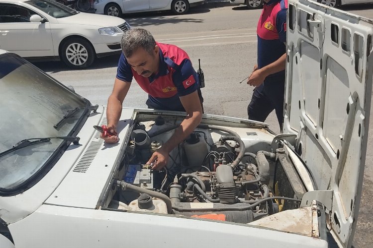Adıyaman’da park halinde otomobil alev aldı