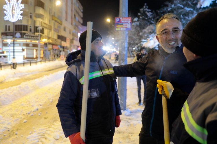 Nevşehir Belediyesi’nden gece vakti kar mesaisi