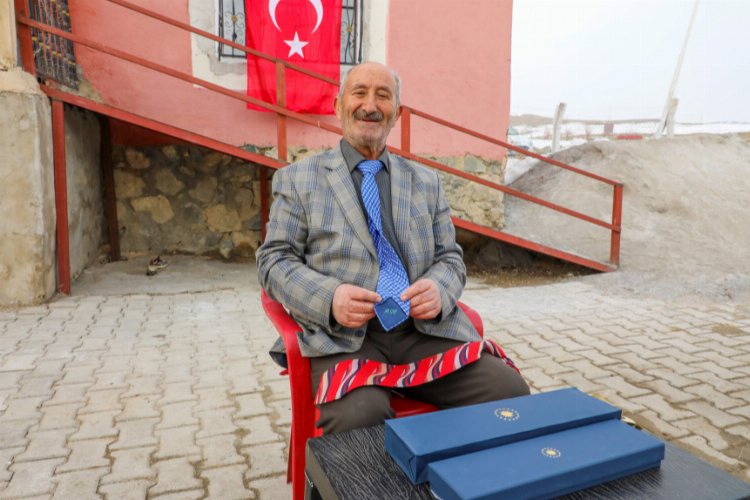 Vanlı kravat tutkununa Cumhurbaşkanlığı’ndan hediye
