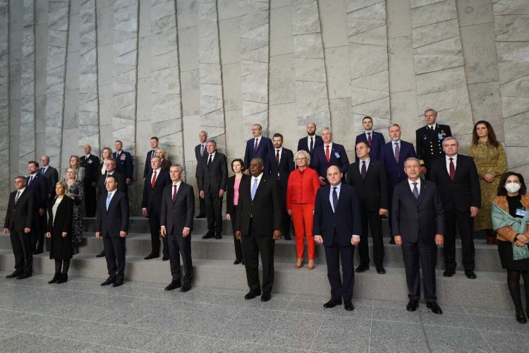 Bakan Hulusi Akar’dan NATO pozu!
