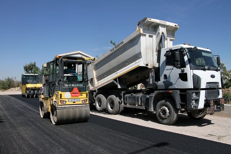 Kayseri Talas’ta asfalt mesaisi