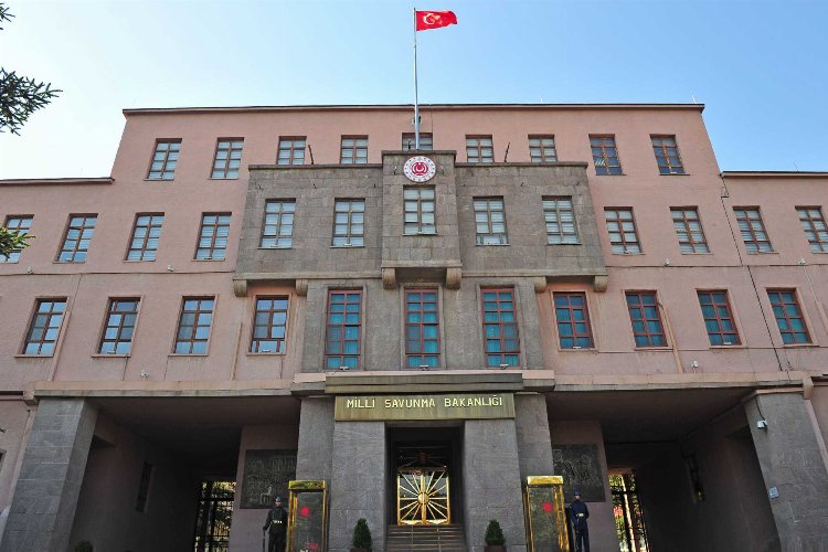 İstanbul Tuzla’da askeri alanda yangın söndürüldü