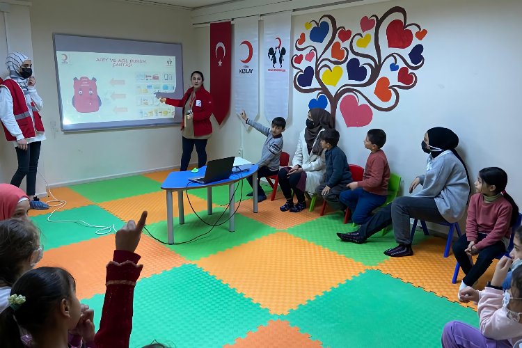 Çocuklar afetlere hazırlığı Kızılay’la öğreniyor