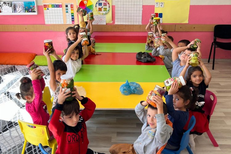 Mardin’de anaokulu öğrencileri okulda turşu yaptı