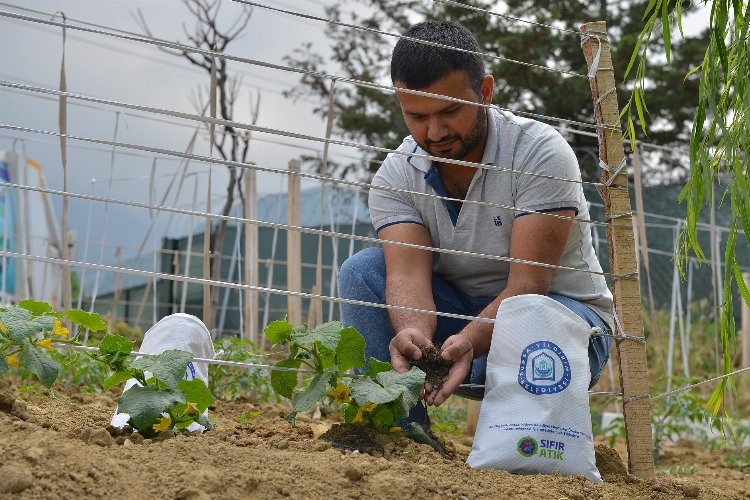 Bursa Yıldırım’da pazar atıkları toprağa can oluyor