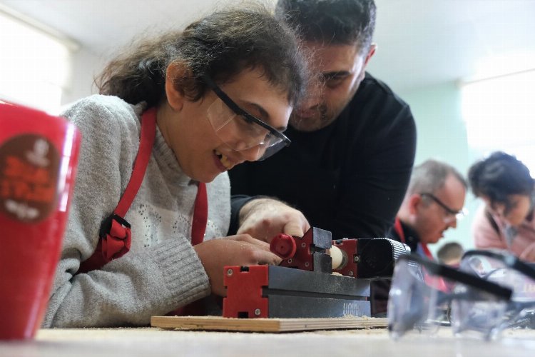 Kocaeli’de özel çocuklara ‘ahşap oyuncak’ etkinliği