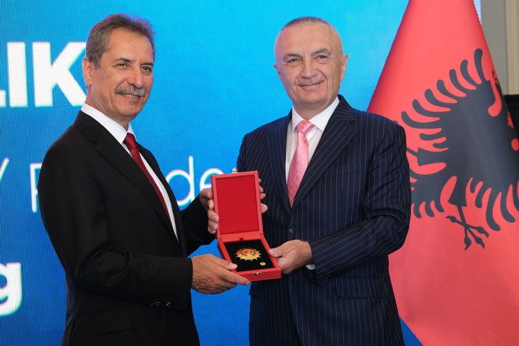 Arnavutluk’tan ‘Bayrak Şövalyesi Nişanı’