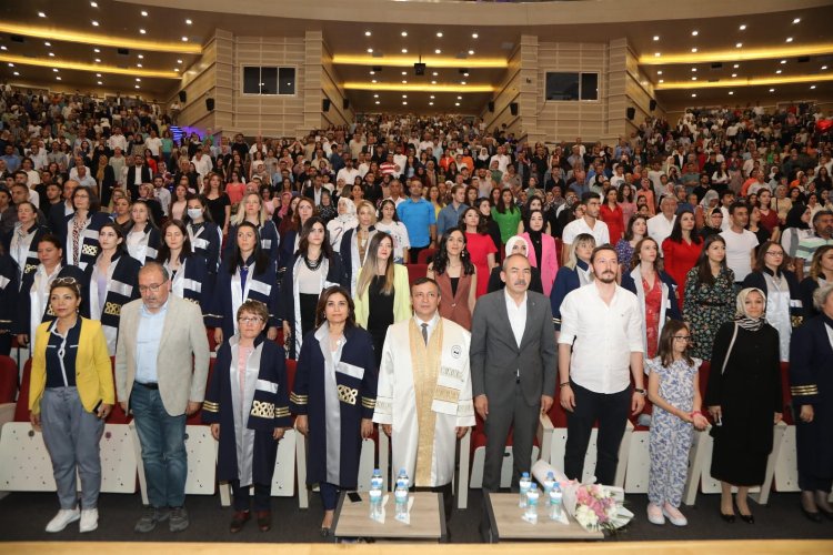 ERÜ Sağlık Bilimleri Fakültesi’nde mezuniyet heyecanı