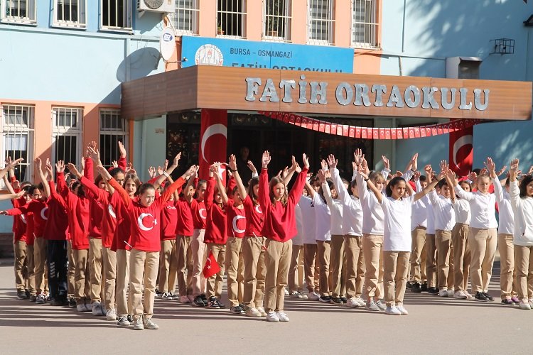 Bursa’da 300 öğrenci Cumhuriyet’i yazdı