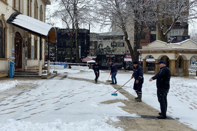 Kocaeli İzmit’te cami önlerinde kar küreme çalışmaları