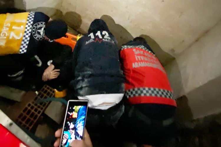 Sakarya Adapazarı’nda havalandırma boşluğundan hayata bağlandı