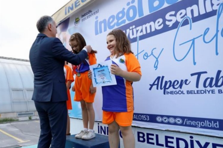 Bursa İnegöl’de altyapıda yetişen yüzücüler ödüllendirildi