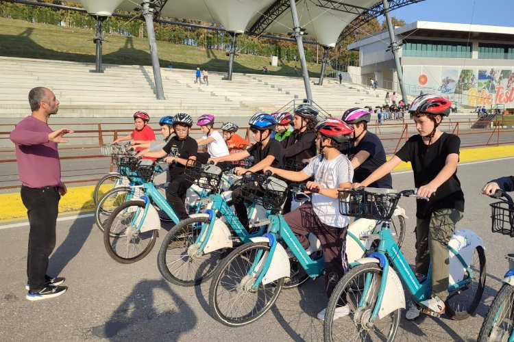 Sakarya’da çocuklar ‘Ayçiçeği Bisiklet Vadisi’nde eğlenirken öğrendi
