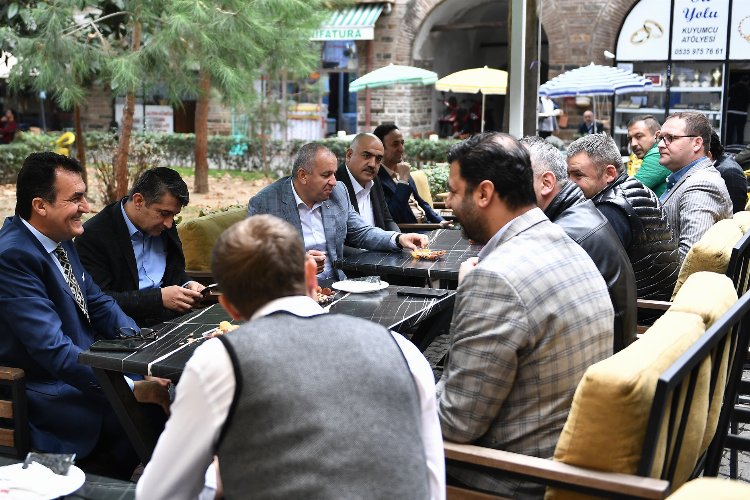 Bursa Osmangazi’de Başkan Dündar esnafı kahvaltıda dinledi