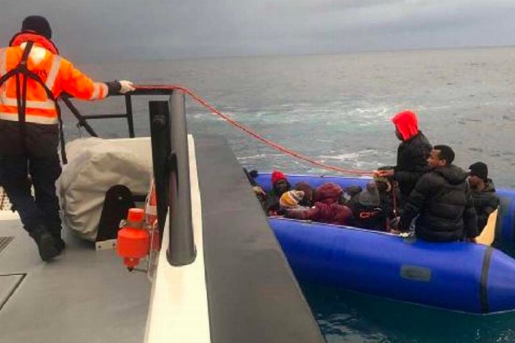 Balıkesir Ayvalık’ta 17 düzensiz göçmen kurtarıldı