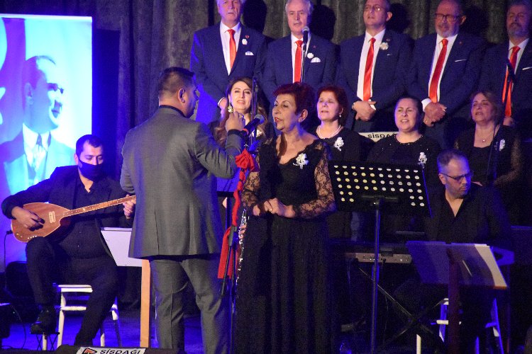 Bursa Gemlik’te Muhtarlar Korosu sevilen şarkıları seslendirdi